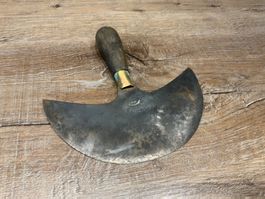 Antikes Ledermesser Halbmond