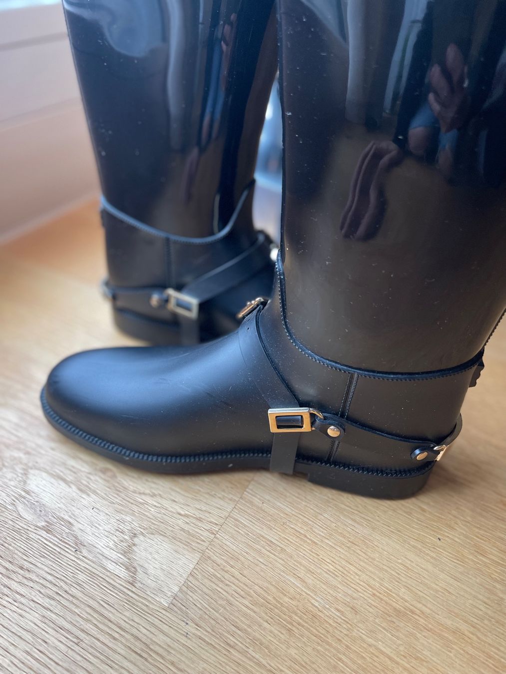Jimmy Choo Scarpe da donna: Jimmy Choo Regenstiefel - 38 Schwarz – Nuovo (secondo la descrizione) da Küssnacht am Rigi venduto da TheMarket55 1