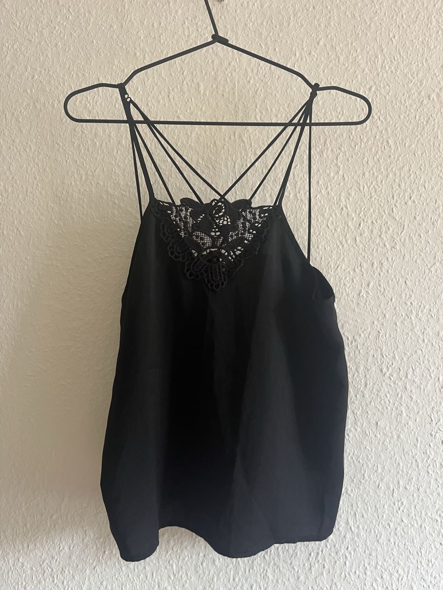 Top: top dentelle noir  – Usato da La Chaux-de-Fonds venduto da vert_j