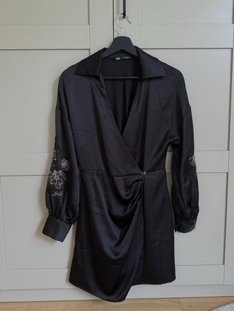ZARA Satin Wickelkleid schwarz mit Stickerei – elegant / Par