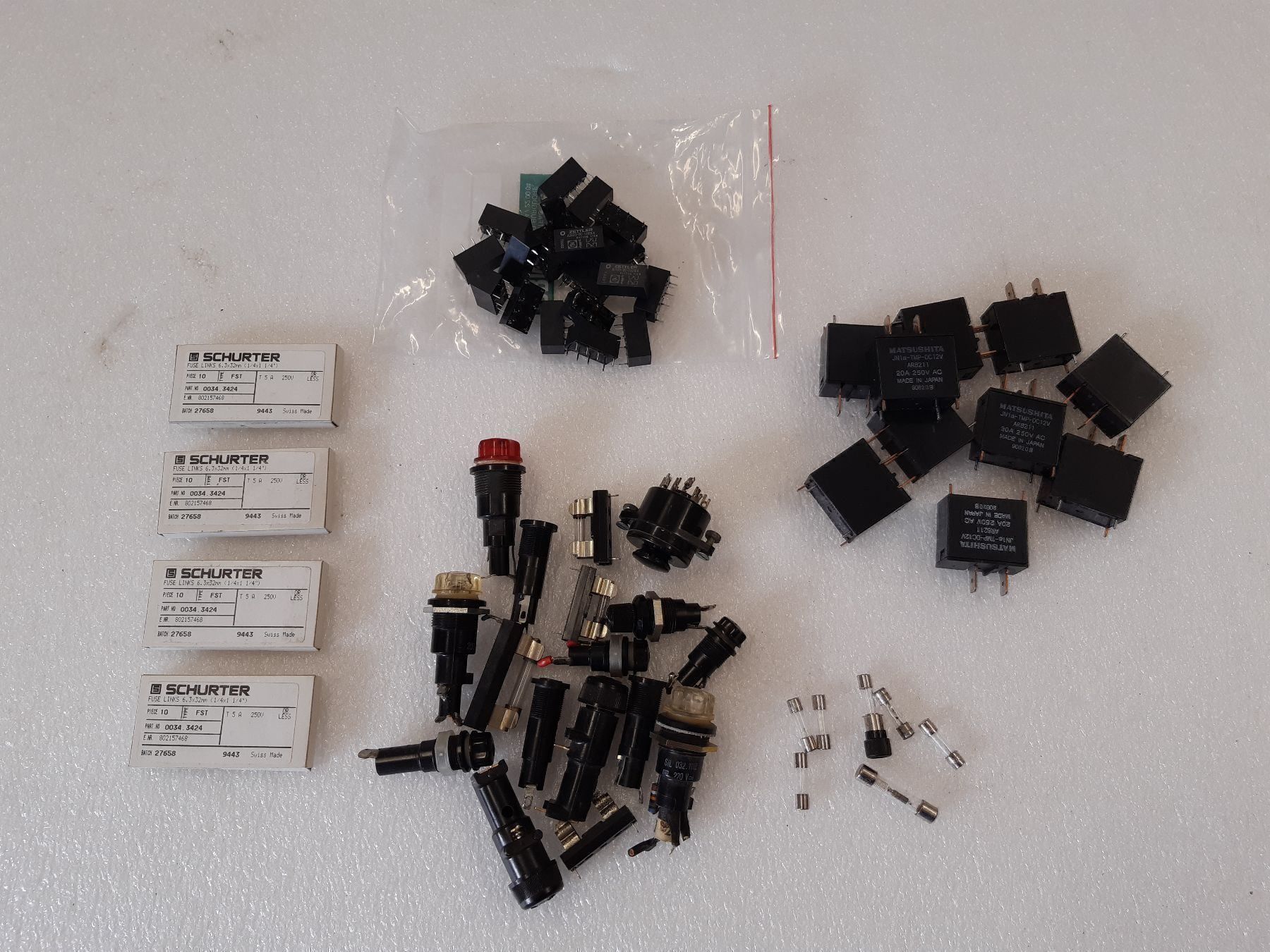 Componenti elettronici: Sicherungen und Fassungen – Usato da Trubschachen venduto da Caddy8