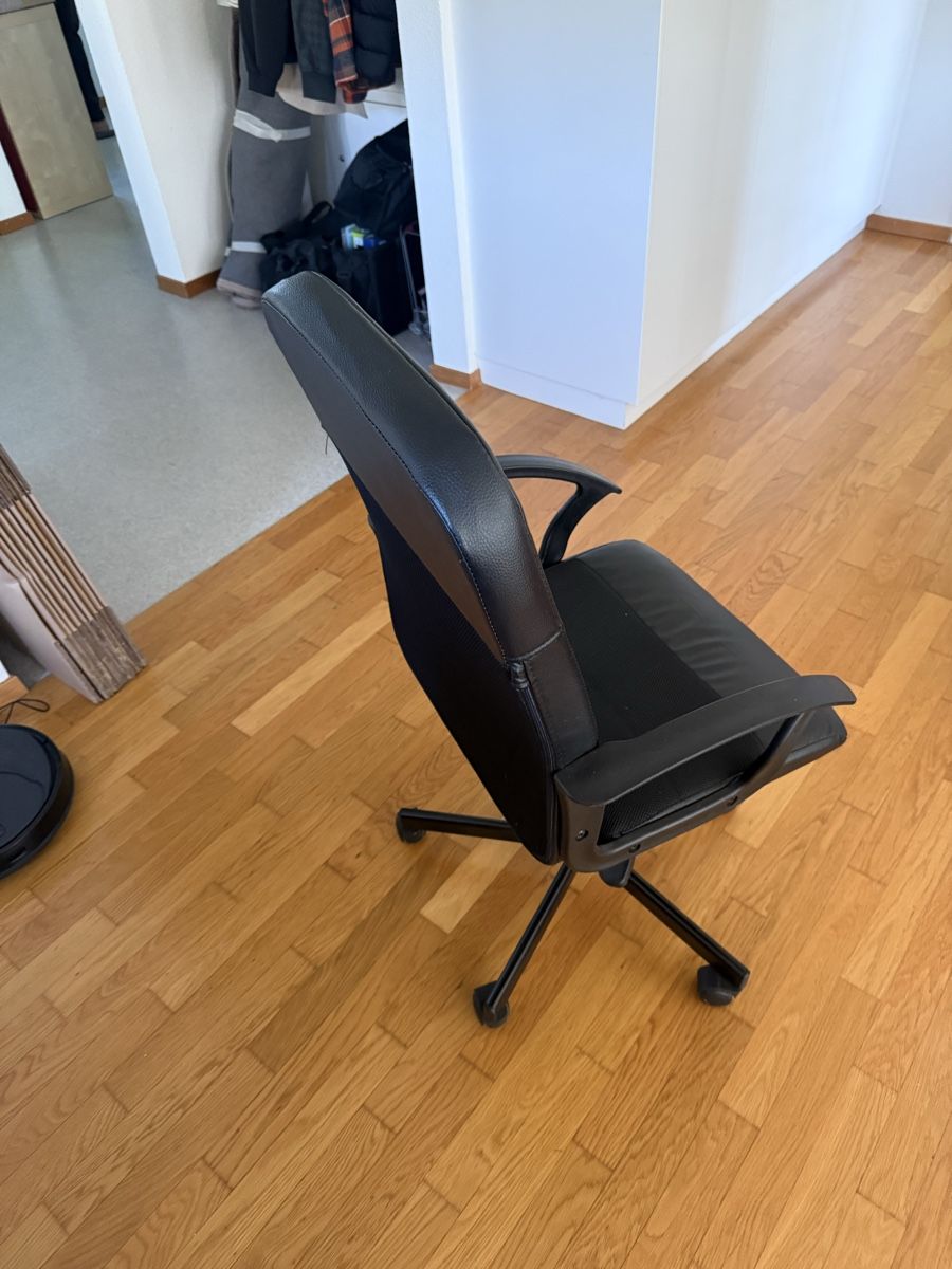 Chaises: Schwarzer Bürostuhl – D'occasion à Regensdorf par Skerk18 3