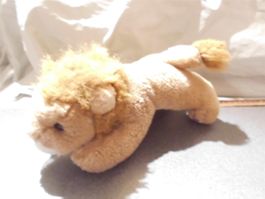 Löwe liegend, beige
