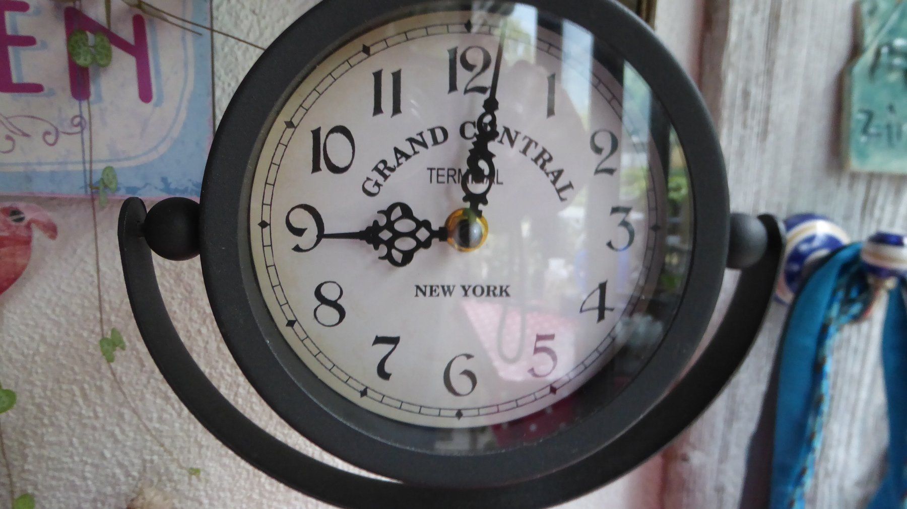 Uhren: Vintage Uhr auf Stativ Beinen – Gebraucht aus Sargans von Benziner 1