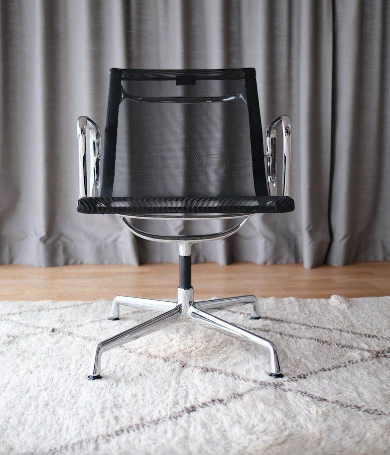 Vitra Sedie: Vitra EA 107 Charles & Ray Eames – Usato da Bern venduto da Zmodern_CON 2