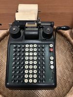 Antica calcolatrice da collezione