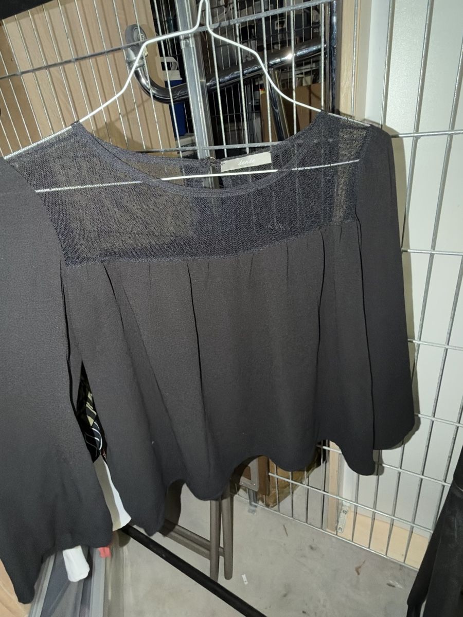 Blusen: Damenbluse schwarz mit Spitzeneinsatz – Neu (gemäss Beschreibung) aus Biel/Bienne von Peeeep10