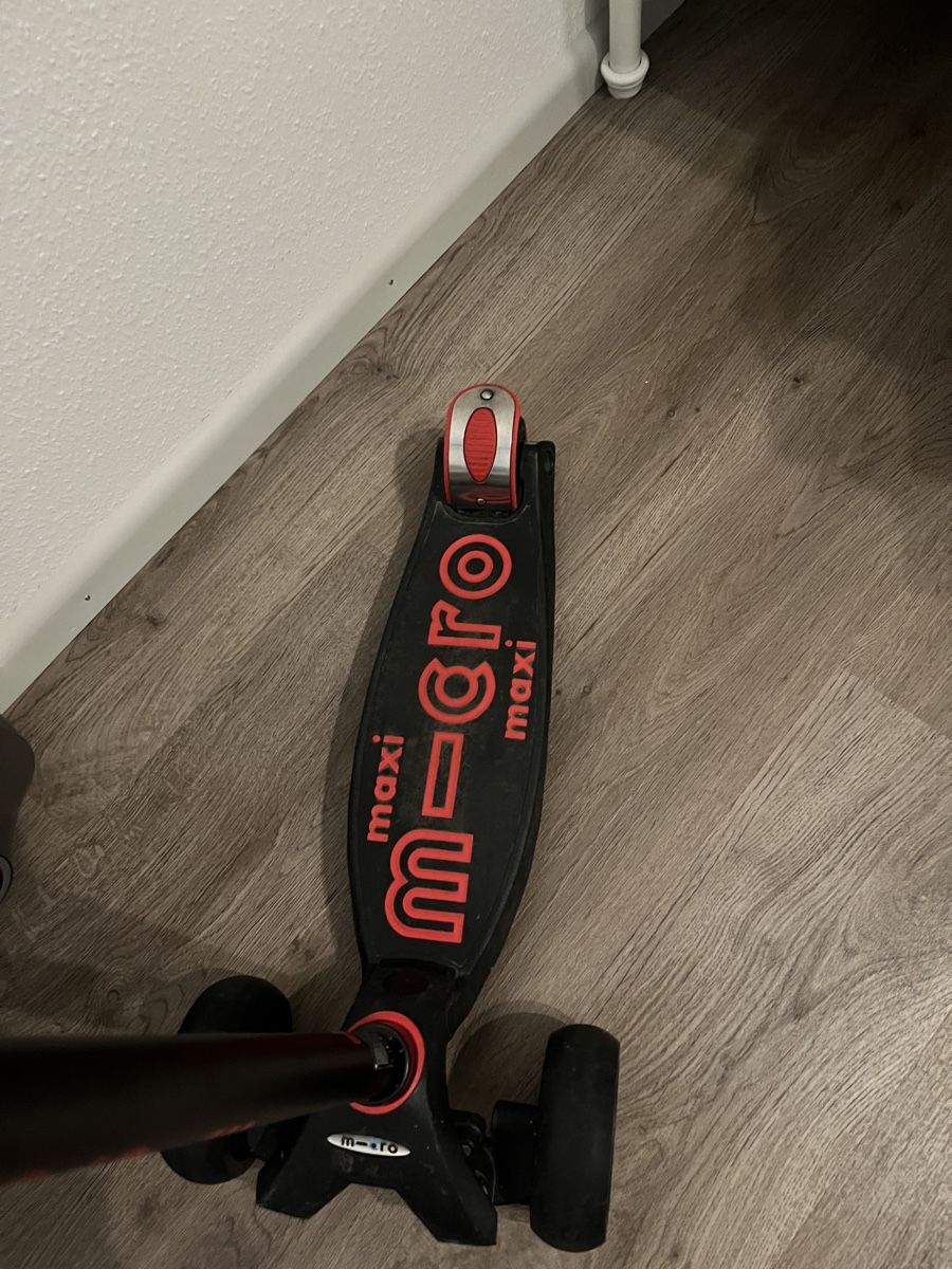 Micro Kickboard: Micro Maxi Deluxe Pro Scooter Schwarz & Rot – Usato da Reinach BL venduto da Wasser20052011 2