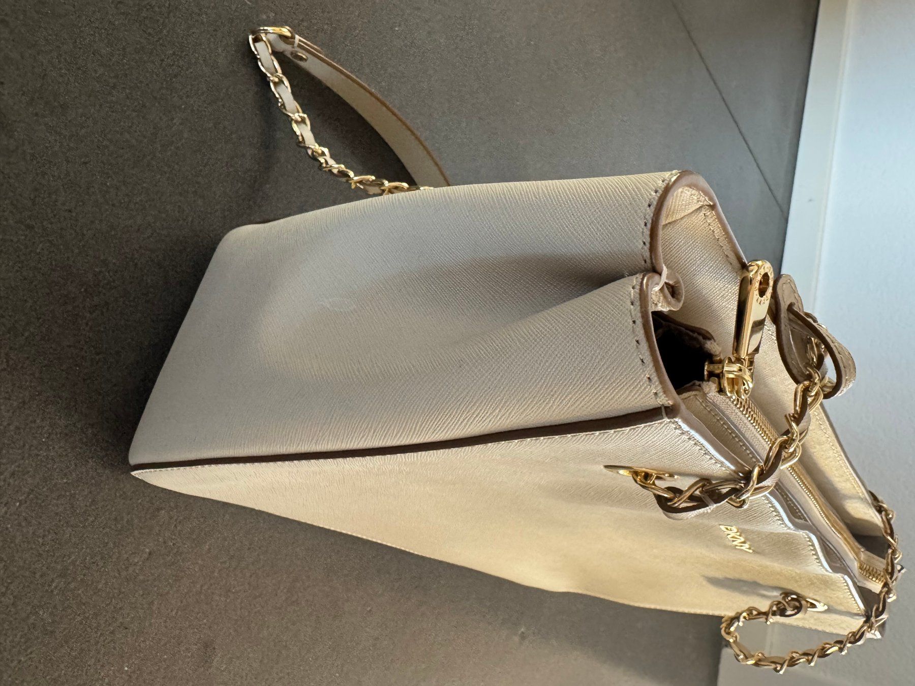 DKNY Borse: DKNY Structured Totebag Schultertasche beige/creme – Usato da Fribourg venduto da tschjoly 4
