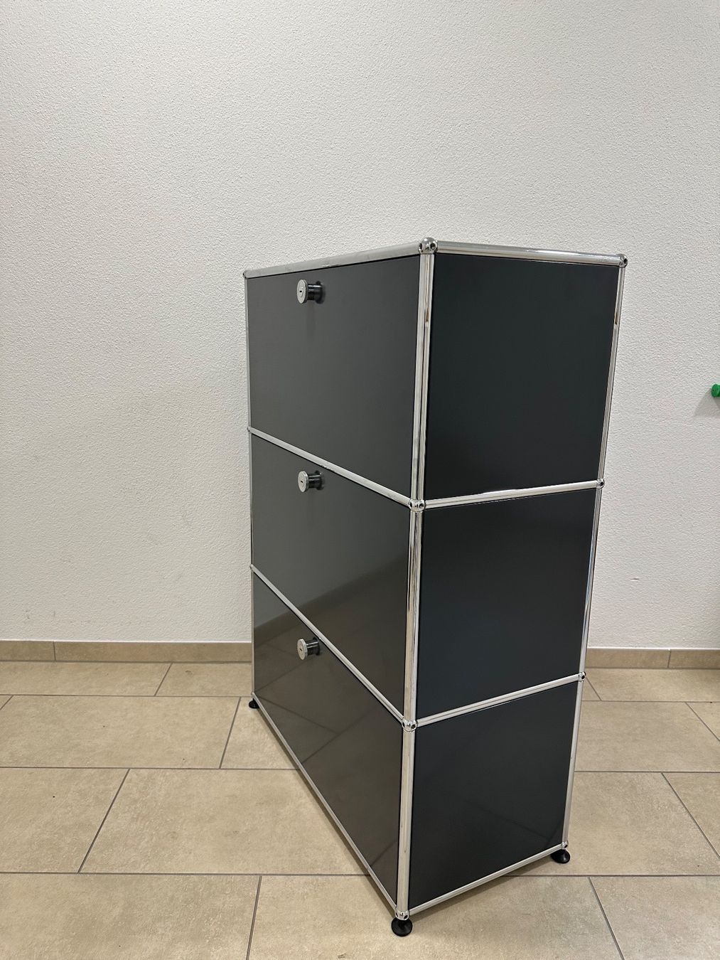 USM Scaffali: USM Highboard 1x3 Anthrazitgrau, Top Zustand – Usato da Grenchen venduto da Design-Outlet 7