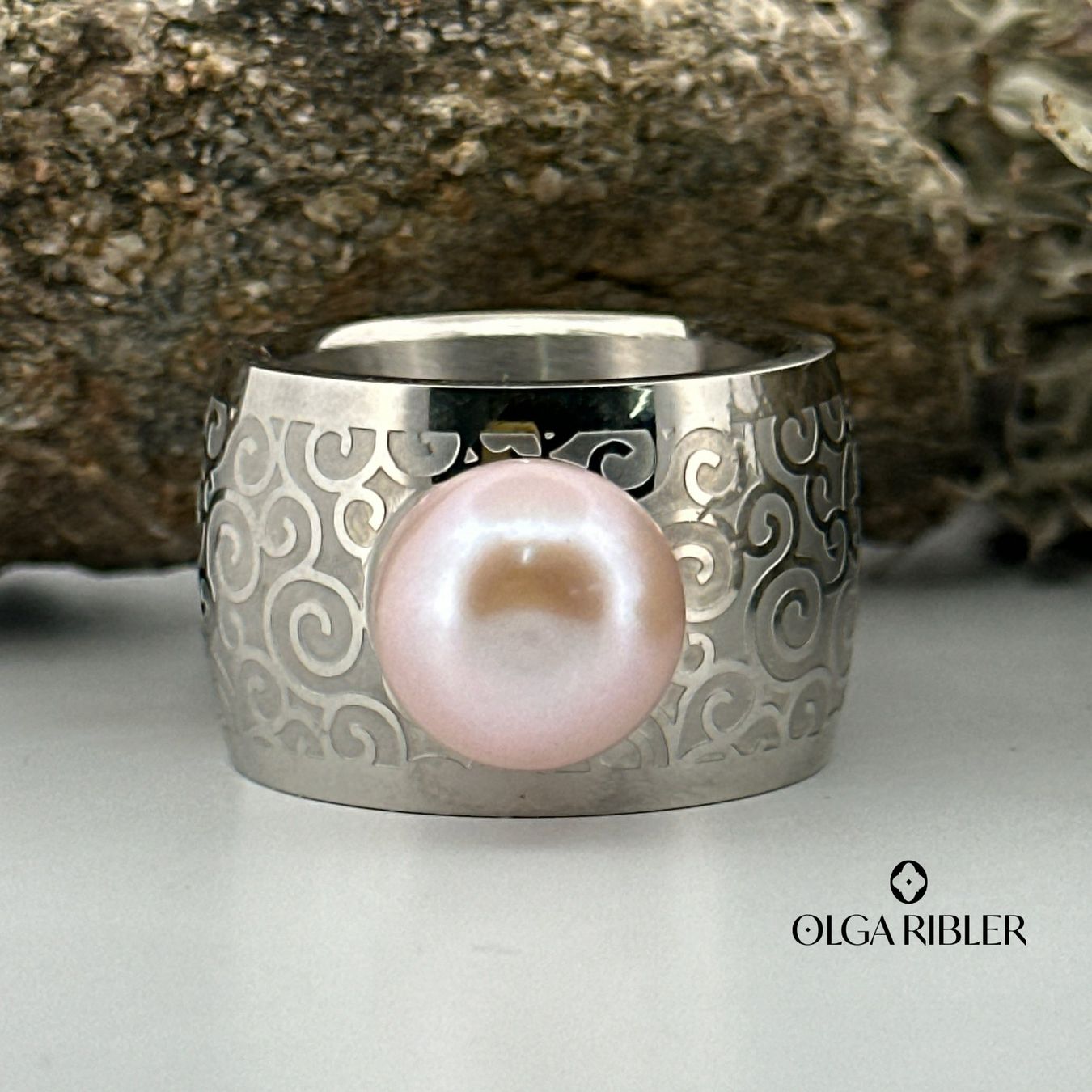 Olga Ribler Bagues: Statement Ring Edelstahl mit Perle Grösse 60 – Neuf (Voir description) à Luzern par Schmuckoutlet
