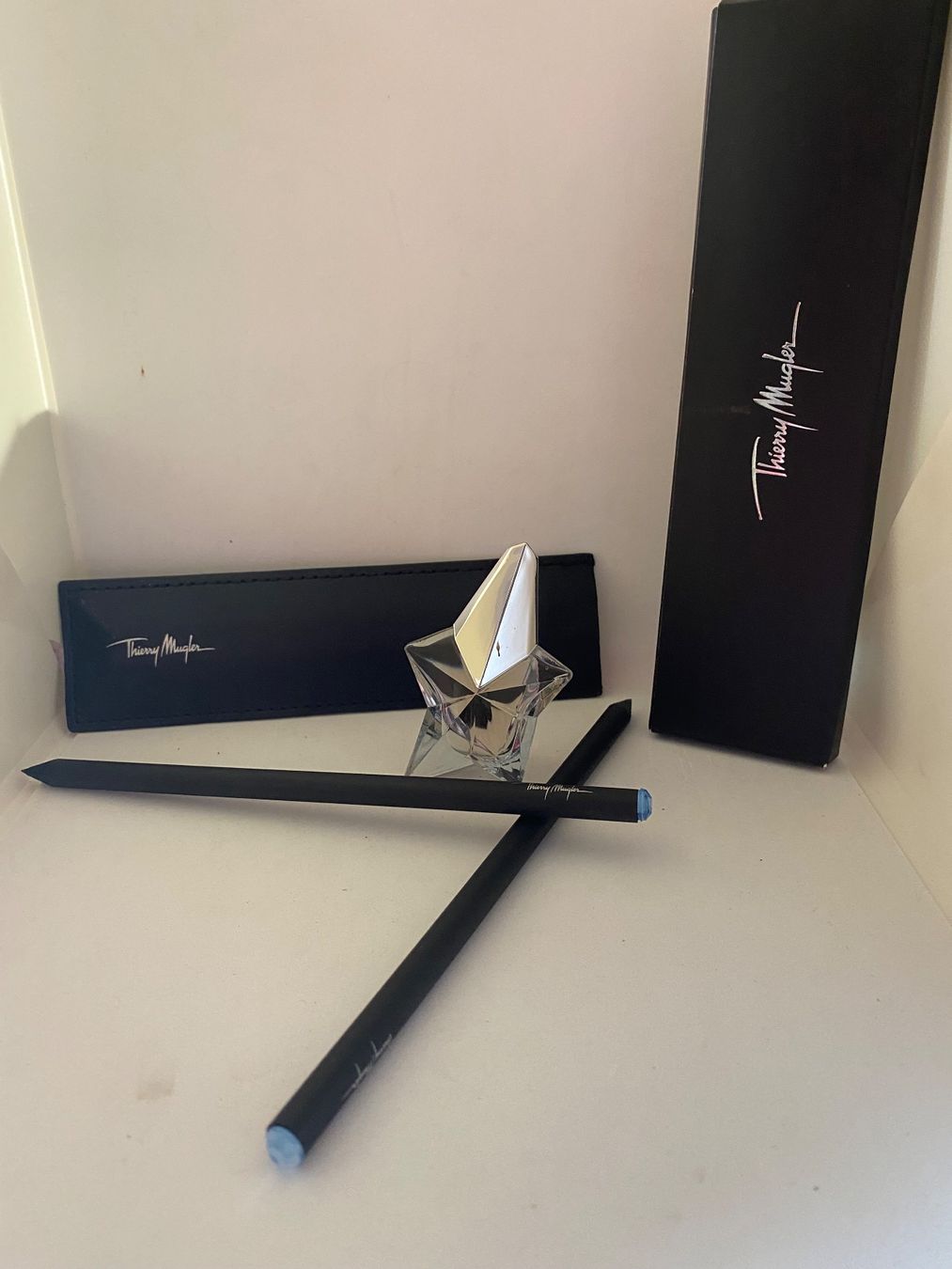 Mugler Profumi & Eau de Toilette: Miniature et crayons Angel Thierry Mugler – Nuovo (secondo la descrizione) da Bouveret venduto da wes_7zll