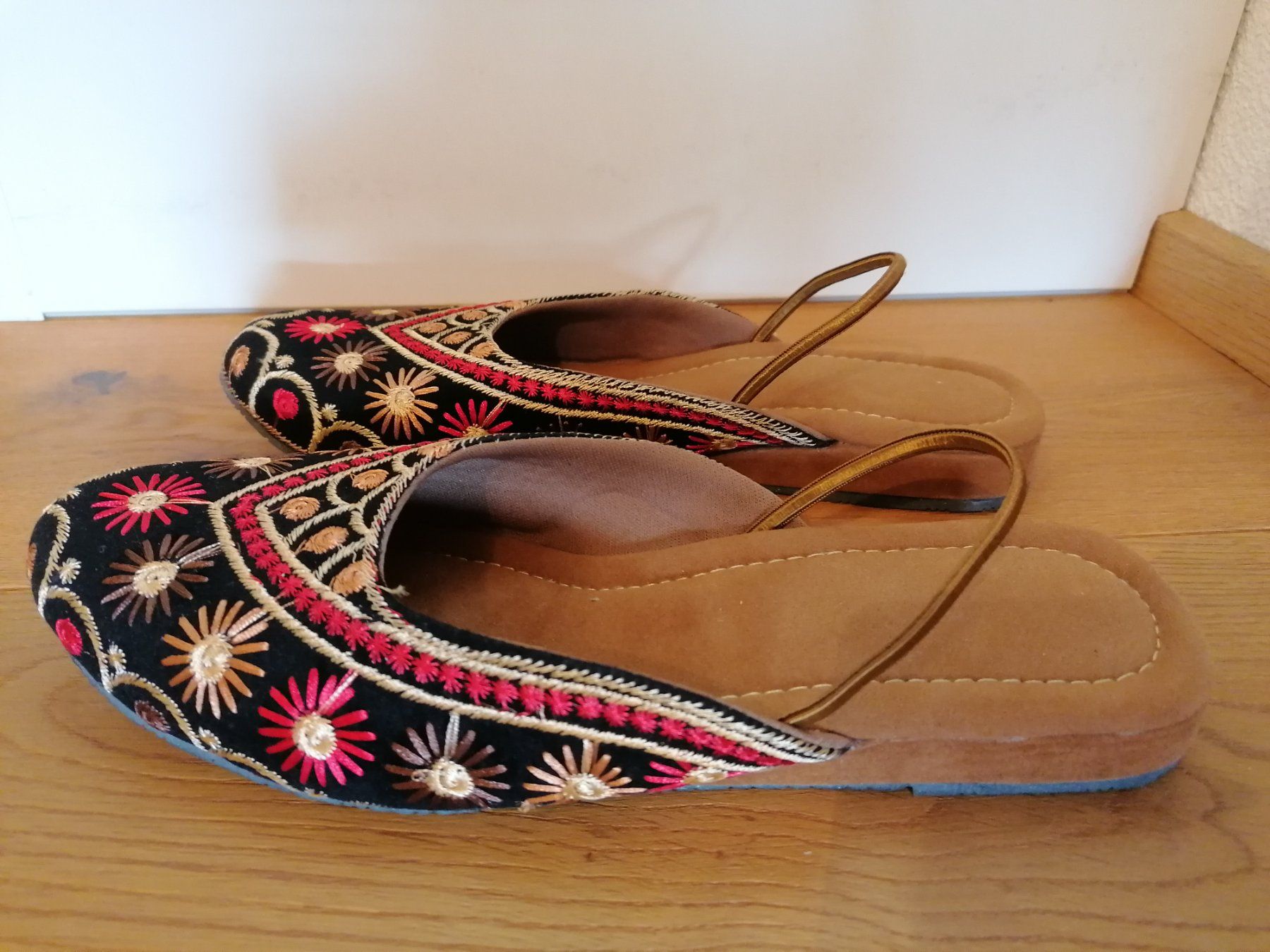 Scarpe da donna: Bestickte Stoffschuhe NEU – Nuovo (secondo la descrizione) da Marbach LU venduto da BitsAndBobs 2