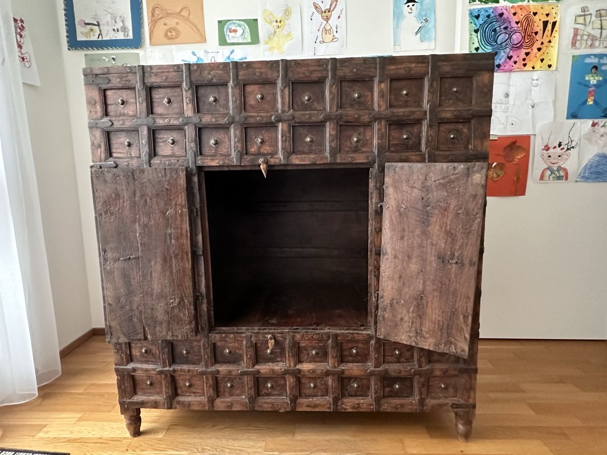 Armadi: Alter indischer Schrank – Usato da Chur venduto da Paemel 1