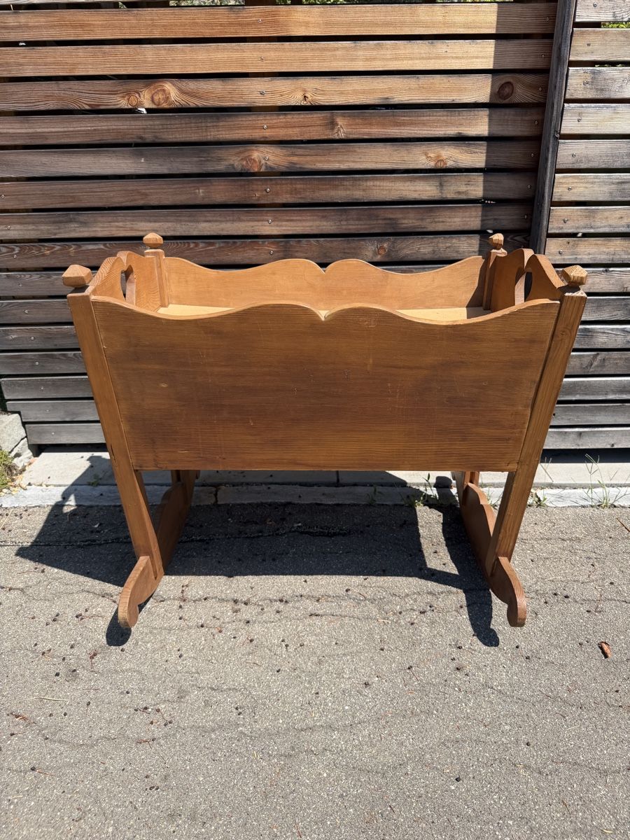 Wippen & Schaukeln: Vintage Holzwiege – Gebraucht aus Zürich von alyssa_castro 1
