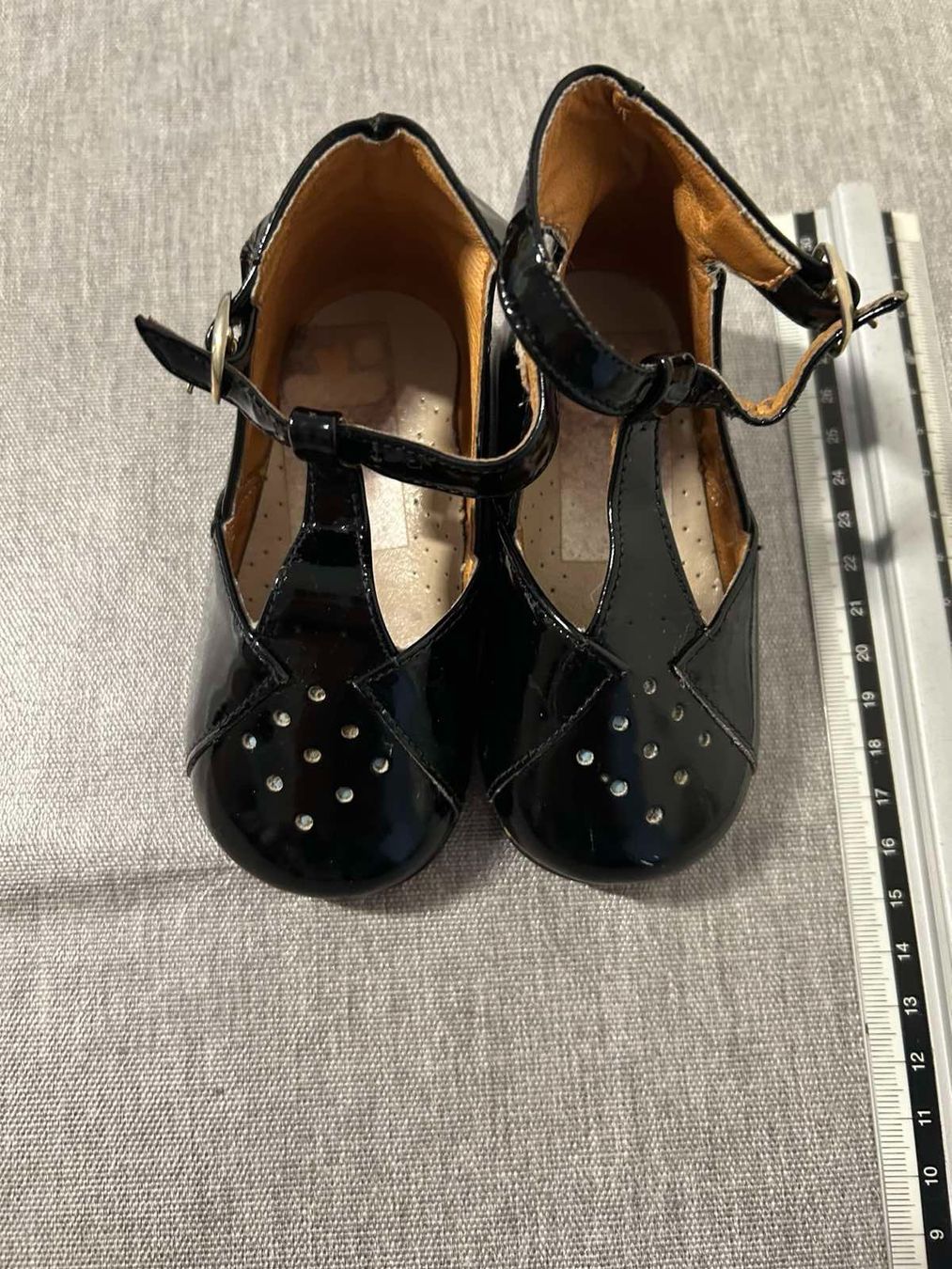Schuhe für Mädchen: Schuhe für ein Mädchen oder eine Puppe – Gebraucht aus Wil SG von Nvik