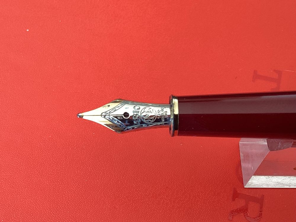 Stylo-plume Ancien à Pompe - Couleur Bordeaux, Référence 200, Occasion Collection