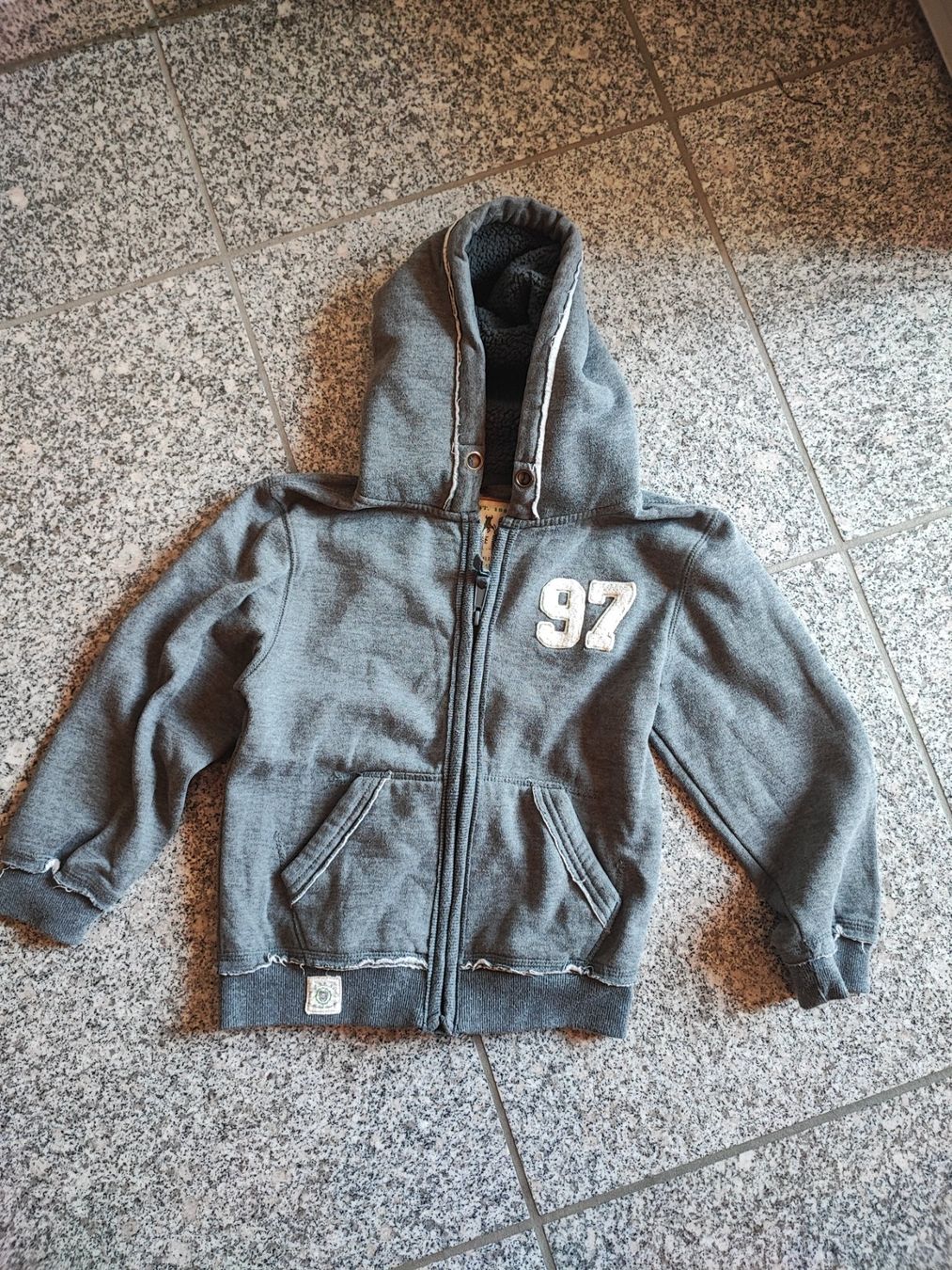 Maglioni & Felpe: Kuscheliger Kapuzenpullover Vintage Rebel Gr. 116 – Usato da Grabs venduto da Margelchopf1