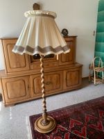 Stehlampe mit gedrechseltem Fuss