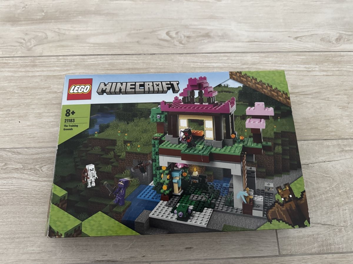 Lego Jeux de construction: LEGO Minecraft The Training Grounds 21183 Karton beschaedigt – D'occasion à würenlingen par Buddy1001