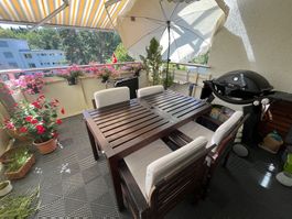 Massiver, ausziehbarer Holzgartentisch mit 4 bequemen Sessel