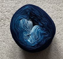 300 g weiss-blaues Farbverlauf-Baumwollgarn