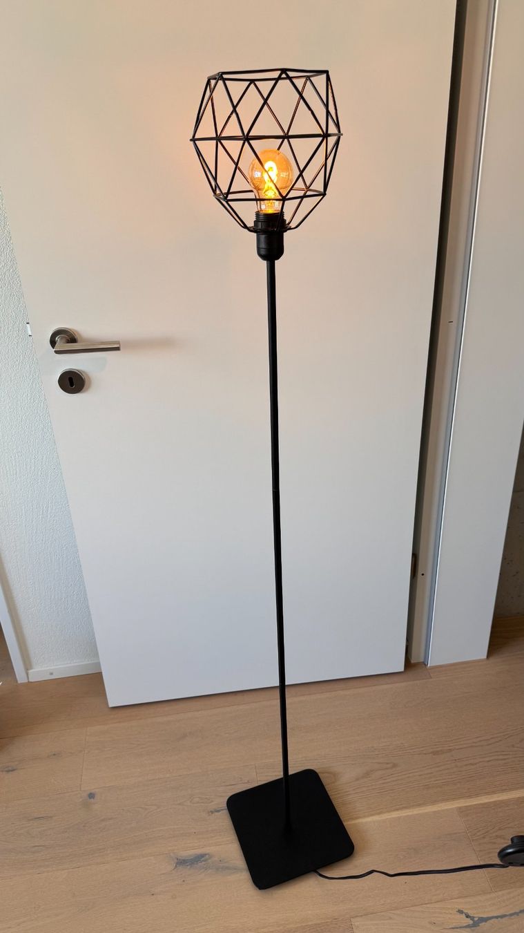 Ikea Lampes: Ständerlampe IKEA, fast NEU, schwarz – D'occasion à Siebnen par Trans-Am