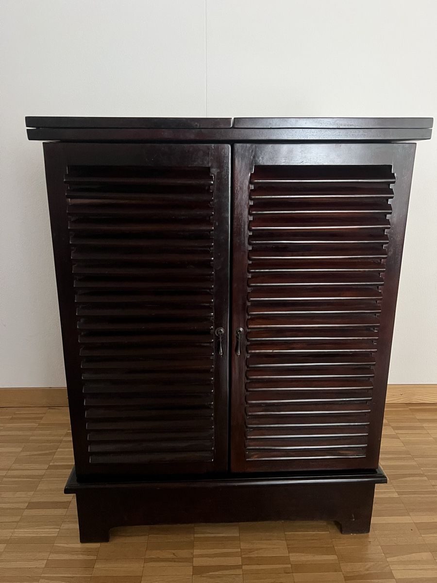 Maisons du monde Allestimento di negozi e stand fieristici: Barmöbel / Barschrank Massivholz – Usato da Unterengstringen venduto da cck_