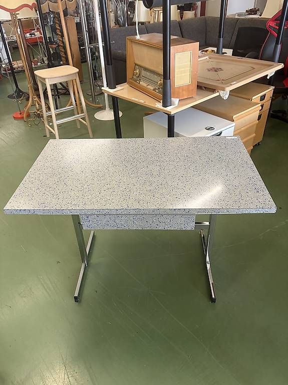 Tavoli: Vintage Tisch mit Chromgestell – Usato da Pratteln venduto da Cartonsducoeur_bl
