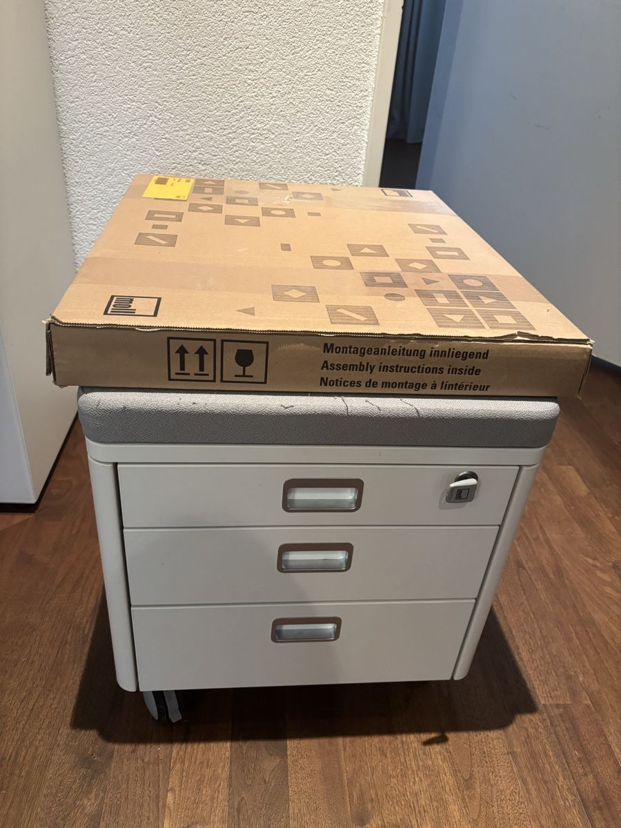 Moll Eléments de bureau: Moll Rollcontainer mit 3 Schubladen und Sitzauflage grau – D'occasion à Russikon par Spira 1
