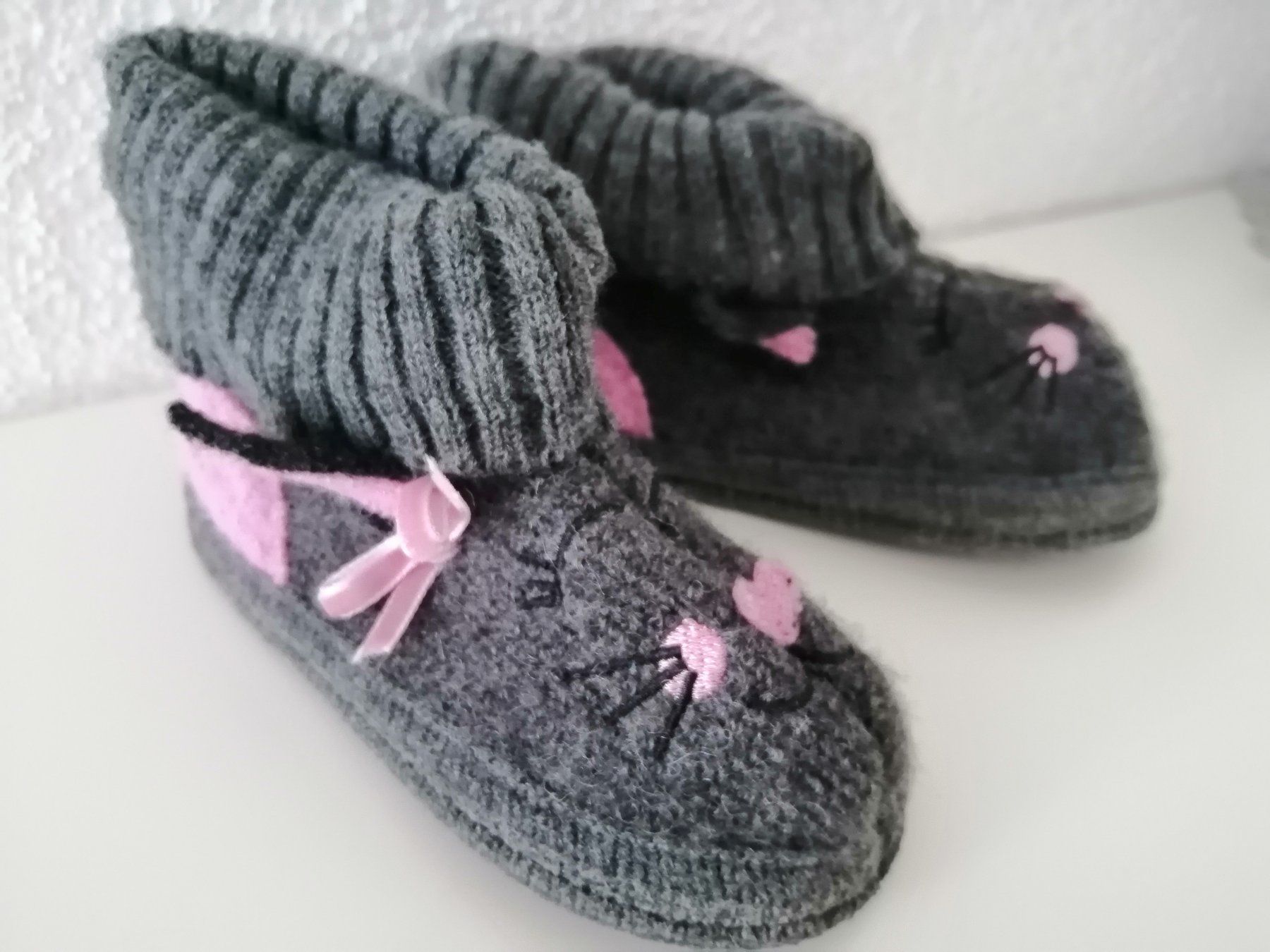 Scarpe per ragazze: Hausschuhe Katze warm Mädchen Grösse 22 NEU – Nuovo e nell'imballaggio originale da Aeschi (SO) venduto da clementinli 1