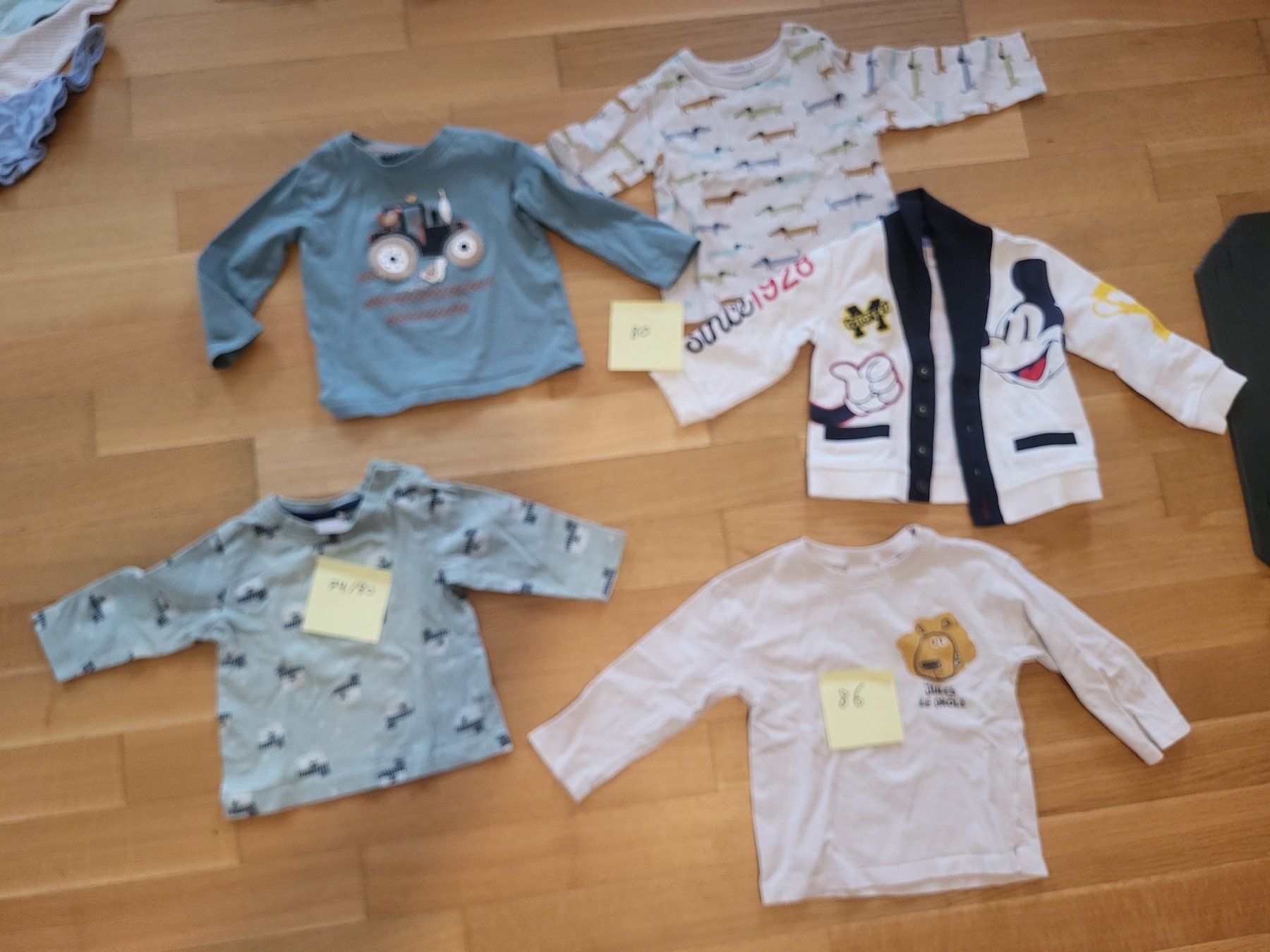 Kleiderpakete & -sets: Oberteile (4x tshits +1pull) Gr80 86 – Gebraucht aus Schlieren von 17JB