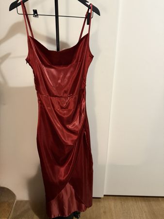 Rotes Satin Kleid, Grösse 36, perfekt für den Ausgang!