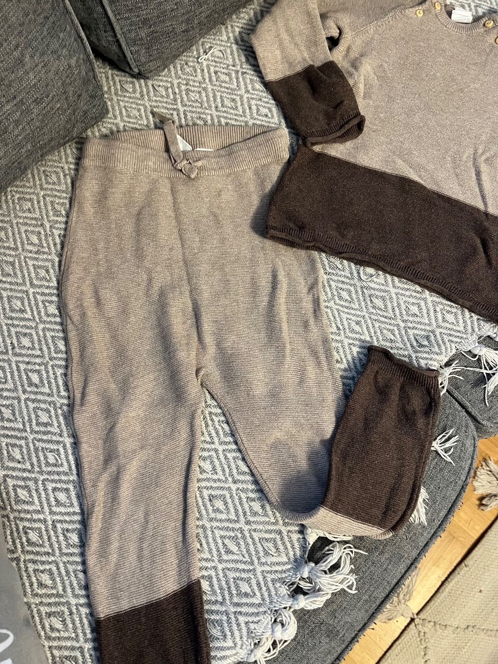 H&M Lotti & Set di vestiti: H&M STRICKTRAINER BRAUN GR 104 – Usato da Basel venduto da theo-g77 2
