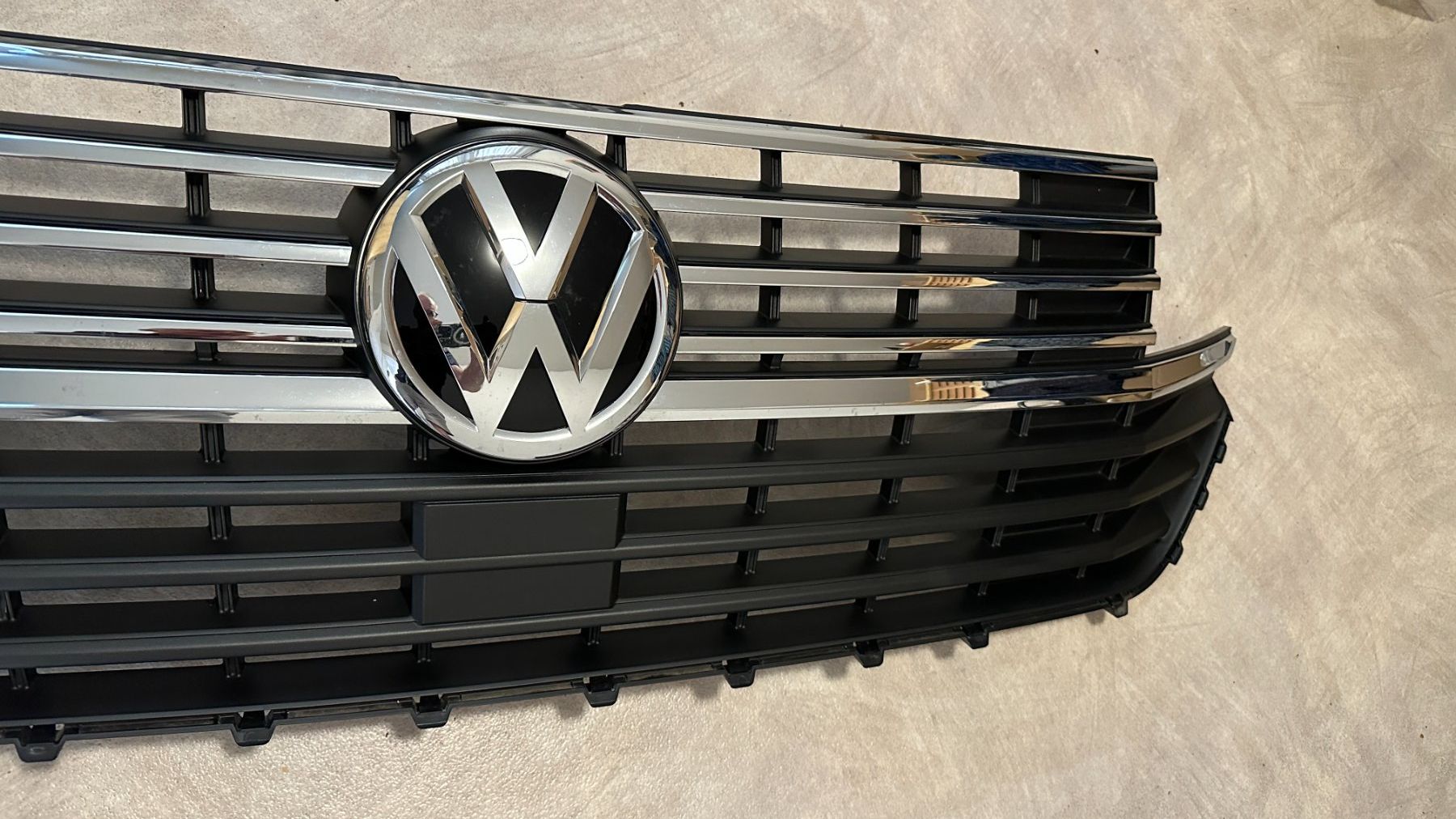 VW Tutti pezzi di ricambio auto: Kühlergrill VW T6.1 – Usato da Jona venduto da ma_schi 2