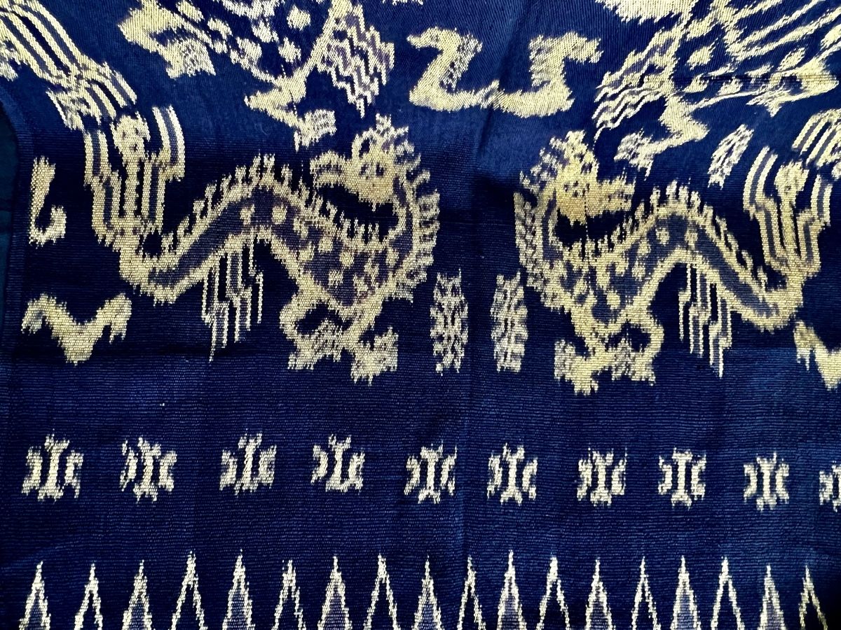 Tessuti: Indonesischer Vintage Ikat-Textile  mythischem Drachendesign – Usato da Moehlin venduto da Balirain 7