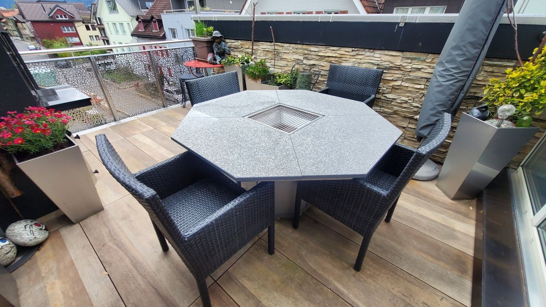 Tavoli: Gartentisch mit Grillfunktion, Granit-Edelstahl – Nuovo (secondo la descrizione) da Einsiedeln venduto da Jaeggi-Gartenfeuer 1