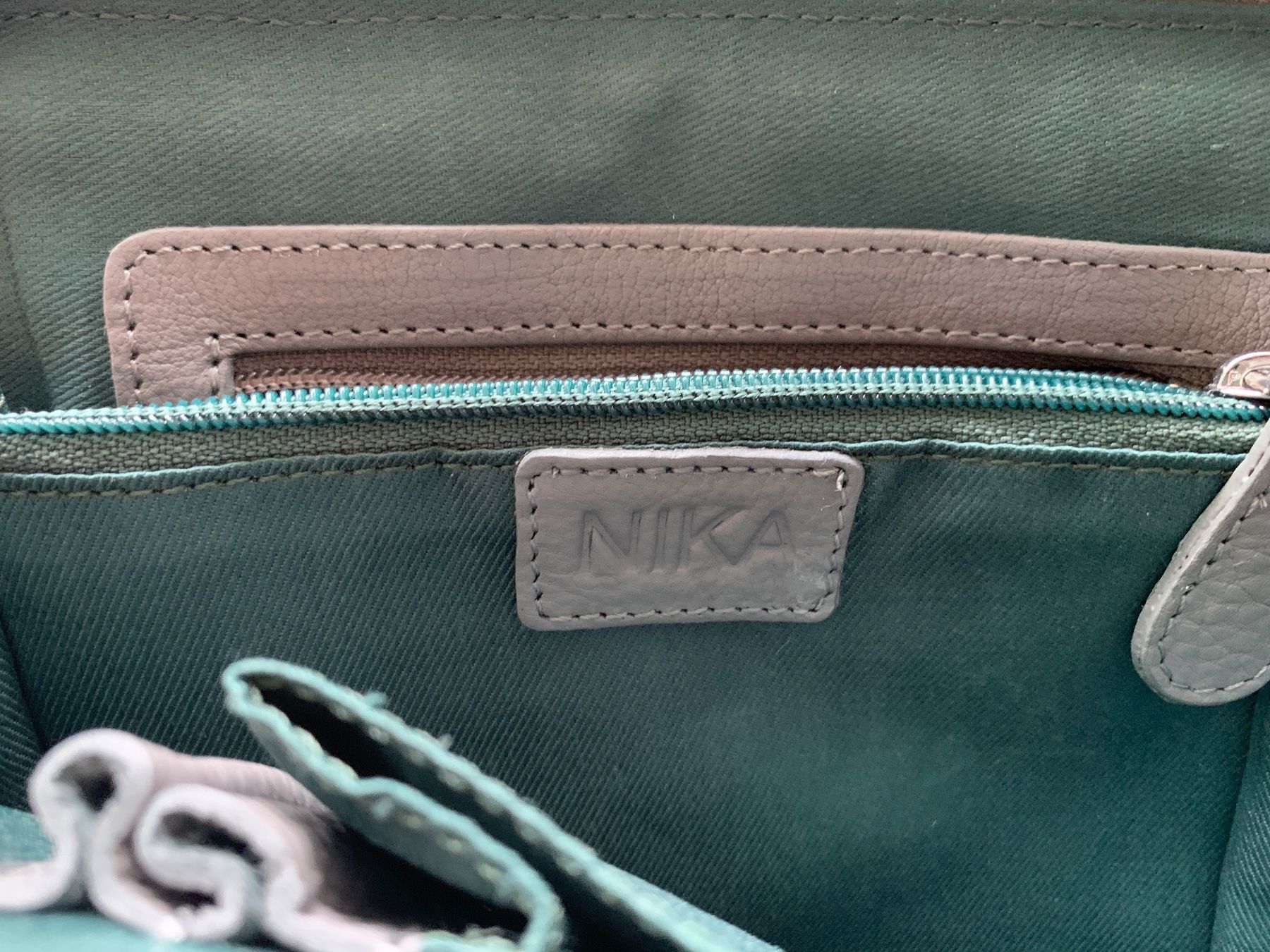 Borse da donna: NIKA Handtasche, hellgrau, Top Zustand! – Usato da Bonstetten venduto da cerberusdvd 1