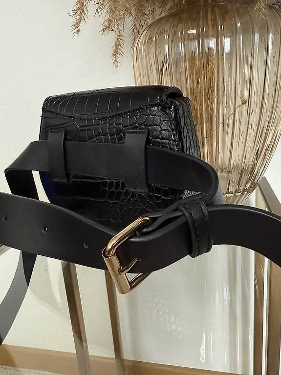 Sacs femmes: MANGO SCHWARZE GÜRTELTASCHE – D'occasion à Winterthur par fij_f65r 2