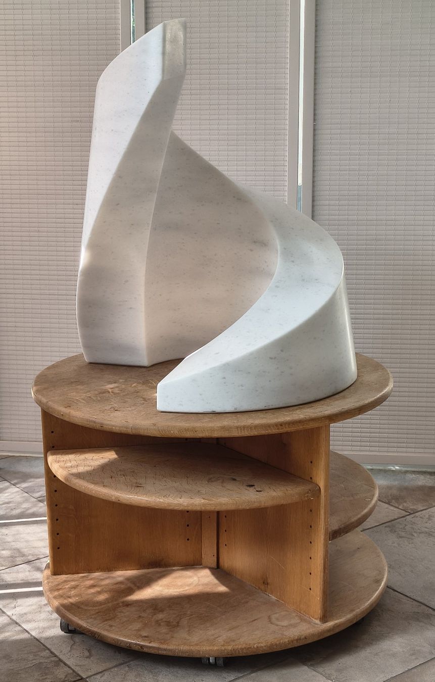 Skulpturen & Statuen: Geometrische Marmor Skulptur mit Eichen Sockel – Gebraucht aus Buttikon SZ von off_jdc7 4