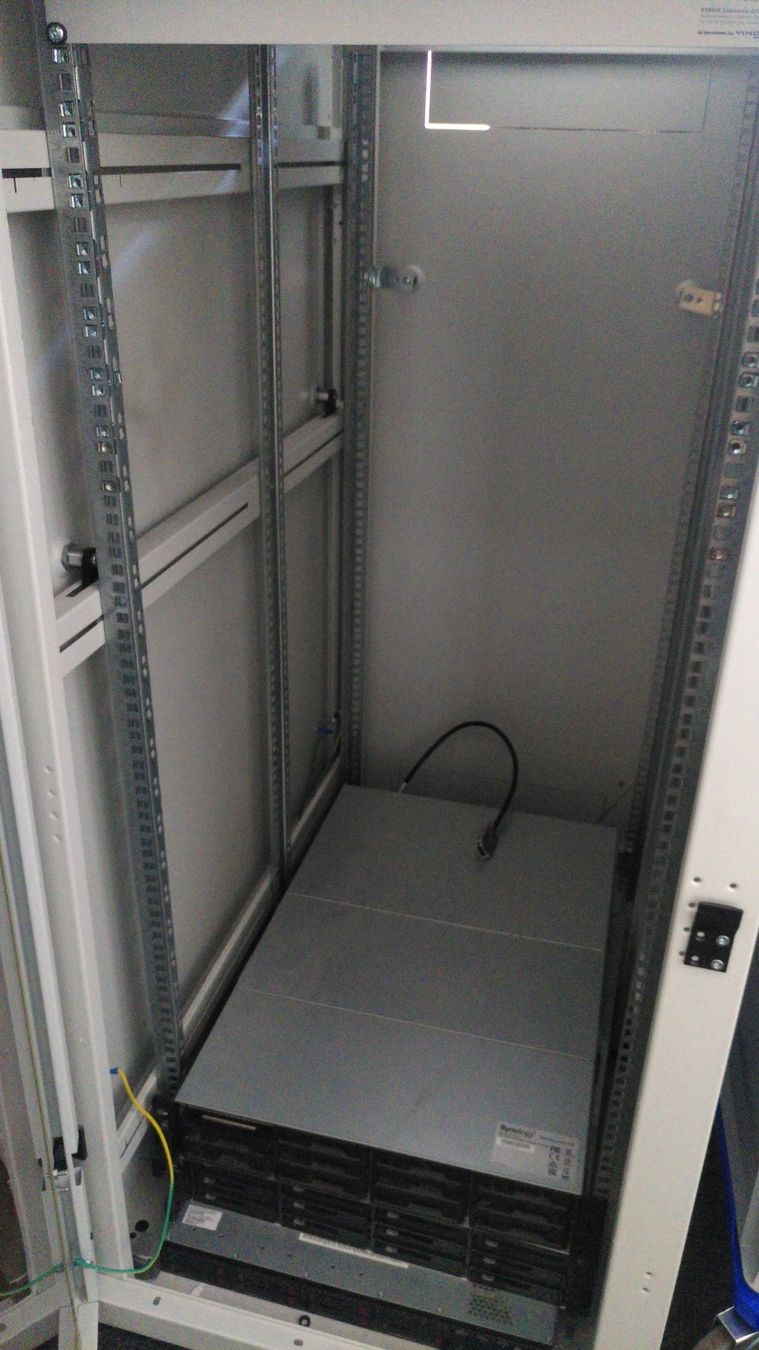 Racks & Ständer: Netzwerkschrank der Marke Triton – Gebraucht aus Zürich von sar_7qmm 2