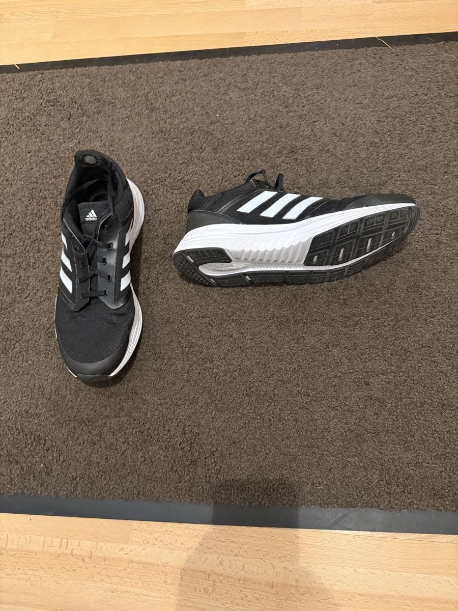 Adidas Herrenschuhe: Adidas Sneaker schwarz Grösse 42 gebraucht – Gebraucht aus Untervaz von jjlobo 2