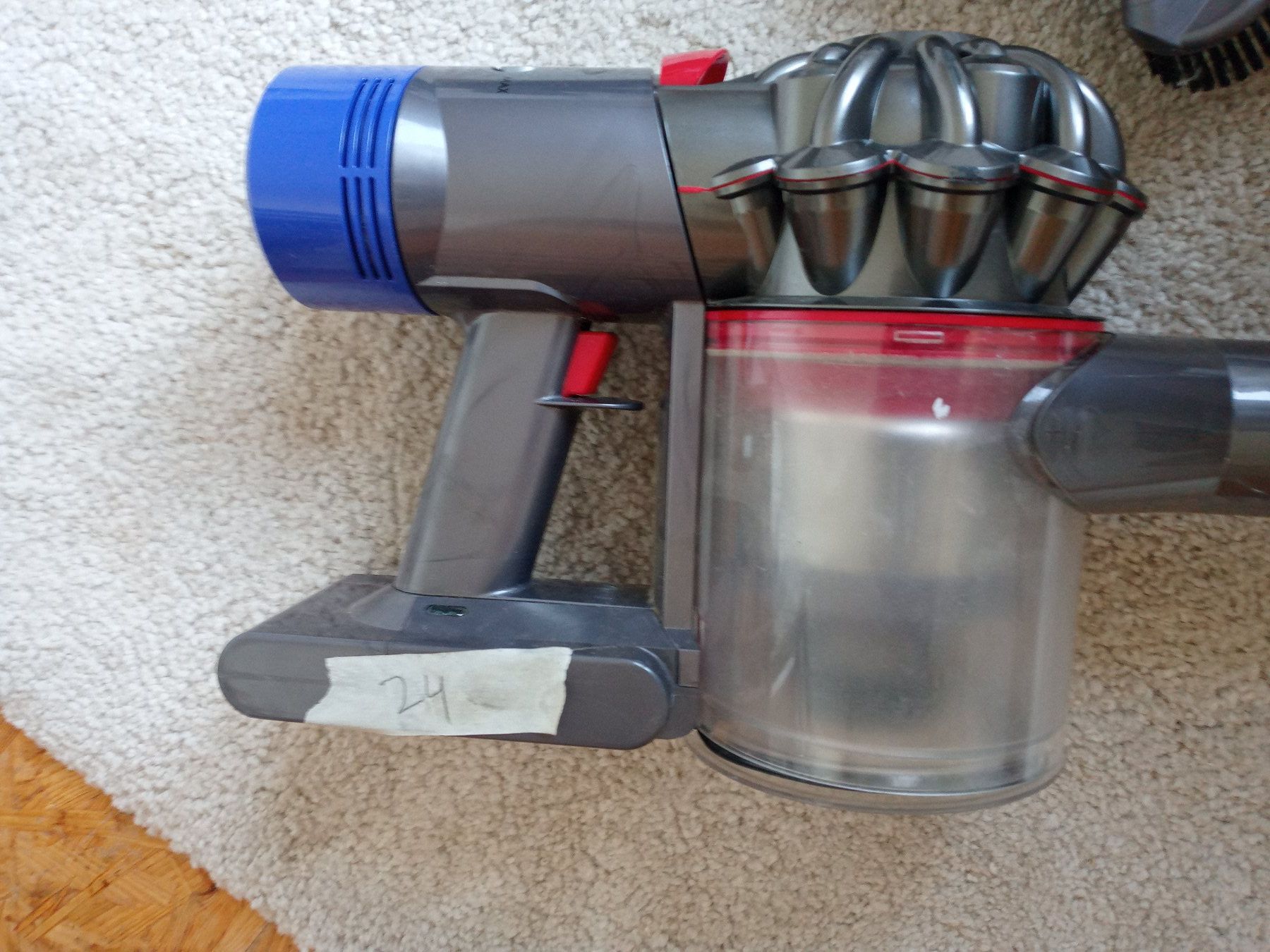 Dyson Staubsauger & Zubehör: Handstaubsauger Dyson V8 – Gebraucht aus Prez-vers-Siviriez von Monija70 7