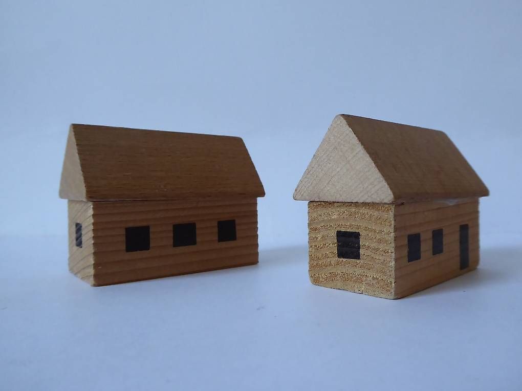 Giocattoli: 2 schöne Holz Häuser, 6,5cm lang – Usato da Turbenthal venduto da Nautop 1