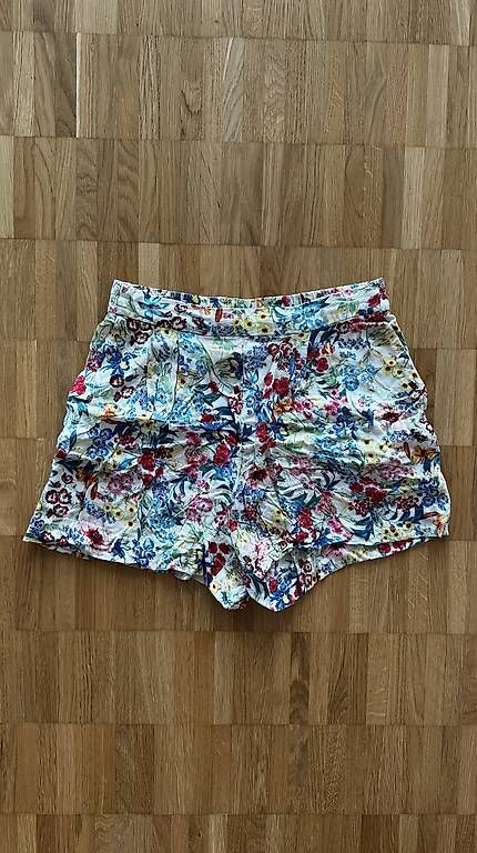Pantaloni: Kurze Hose mit Blumenmuster Gr. 34 – Usato da Basel venduto da R__Mueller