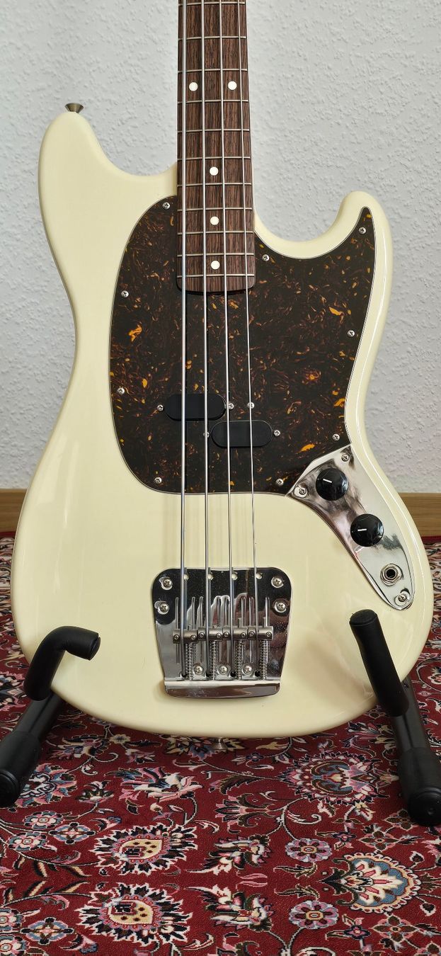 Fender Musikinstrumente: Fender 2008 Mustang Bass MIJ – Gebraucht aus Meilen von Roobiedoobie 1