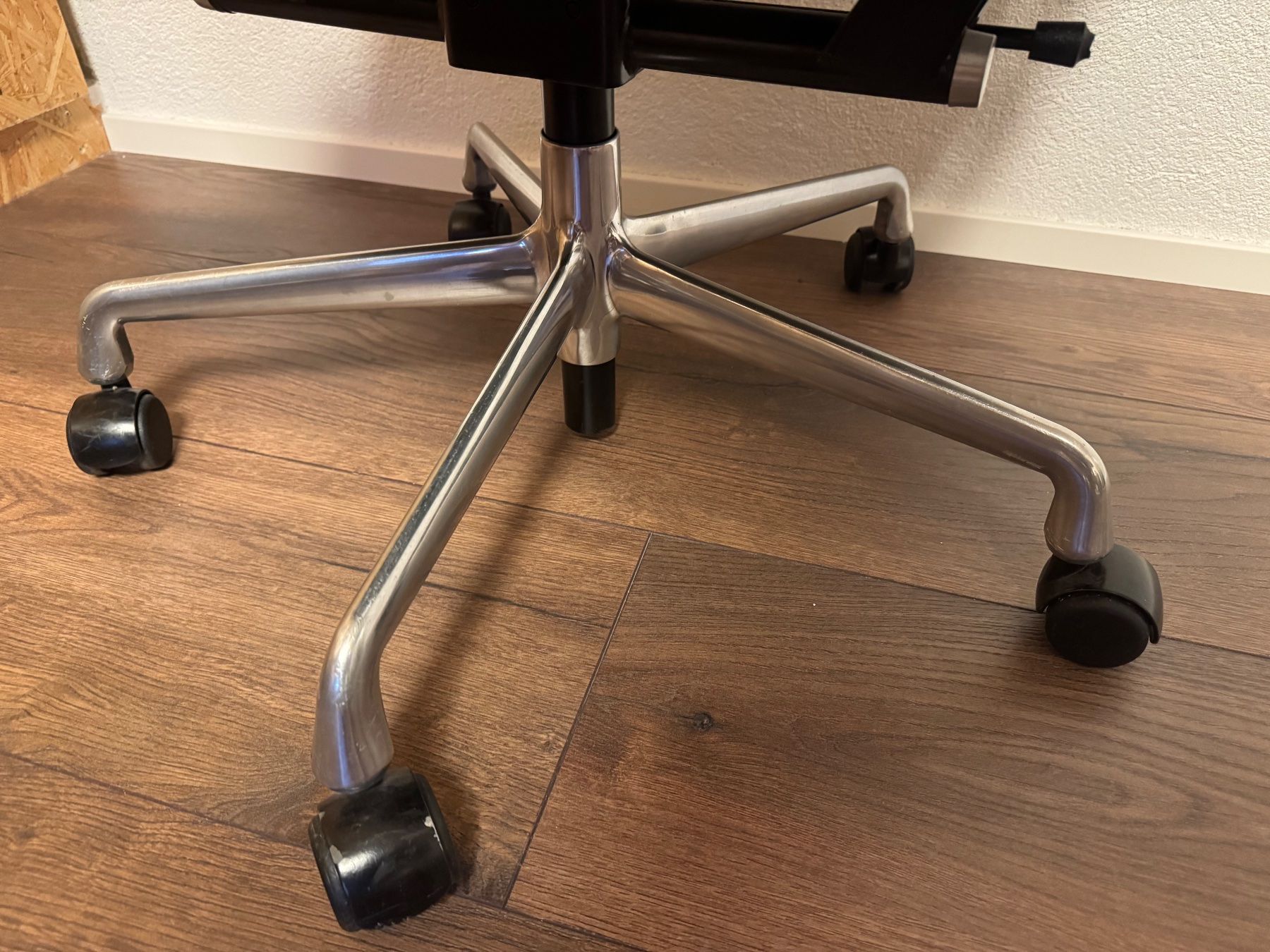 Eames Chaises: ORIGINAL VITRA EAMES SOFTPAD HIGHBACK STUHL TOP LEDER – D'occasion à Balterswil par MR_FEELGOOD 7