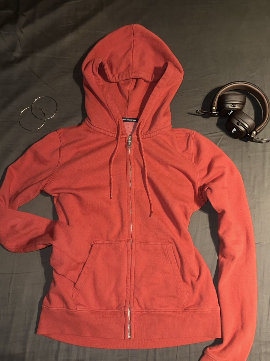 Brandy Melville Jacken: Rote Brandy Melville Kapuzenjacke – Gebraucht aus Grüningen von mel_c9v6 1