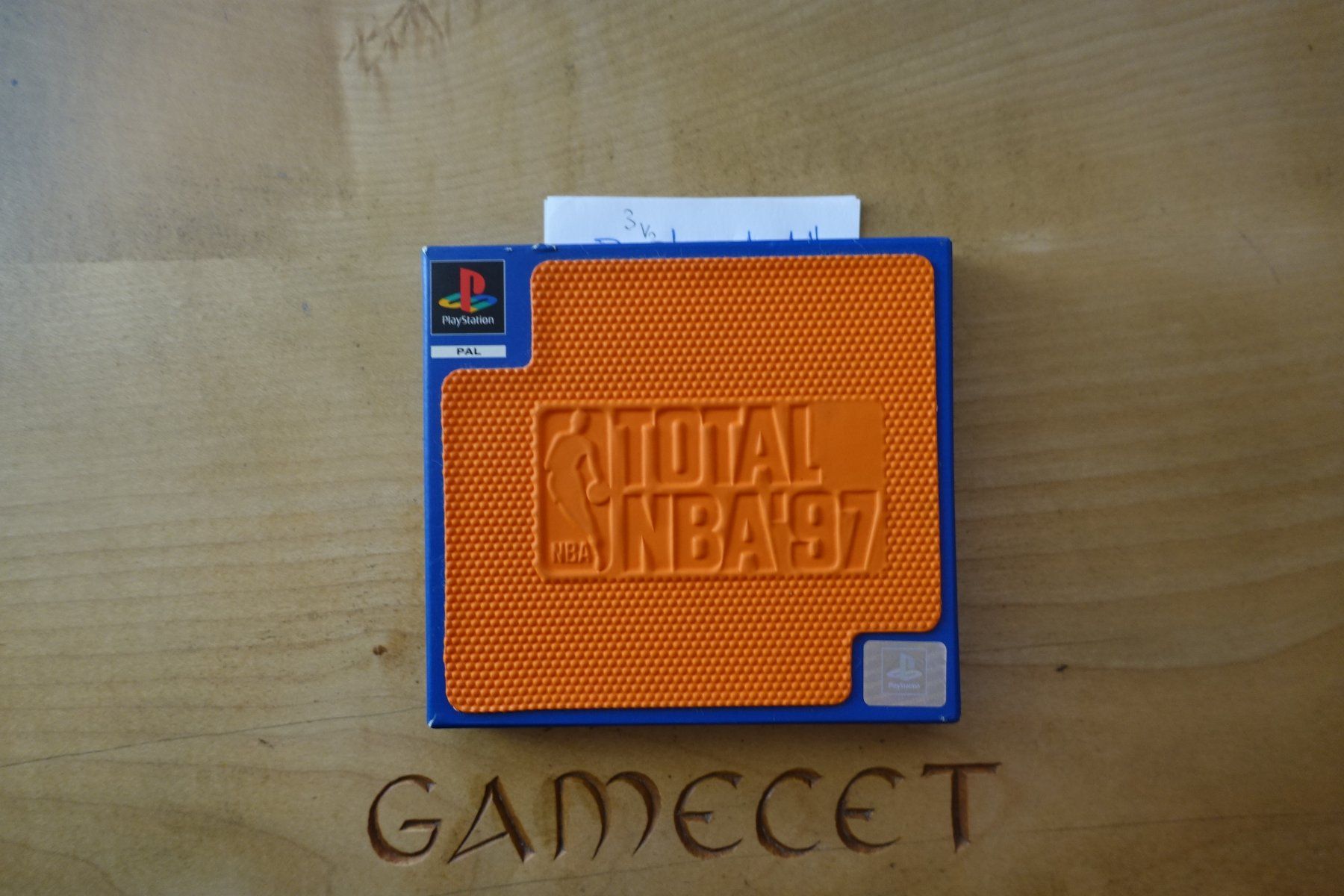 Sony Giochi: Total NBA '97 (Cardboard Case) – Usato da Steinach venduto da Gamecet