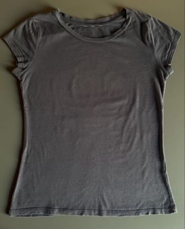 Basic T-Shirt in Dunkelblau (eher eng)